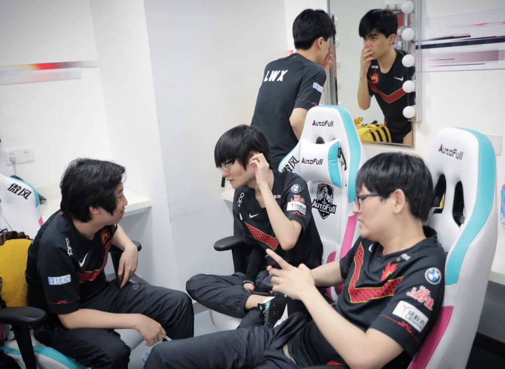 FPX教练压力巨大！，Ming遭遇十五持续失利观众掌声雷动