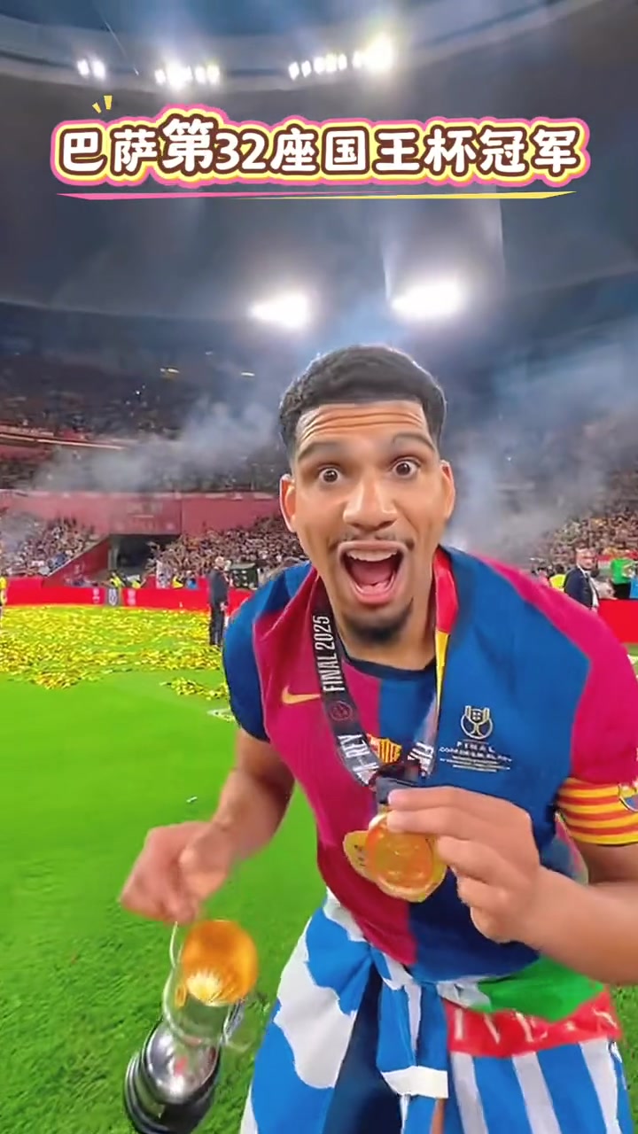 巴萨主场大捷，球员赛后激动庆祝胜利，是一政府男人标准.